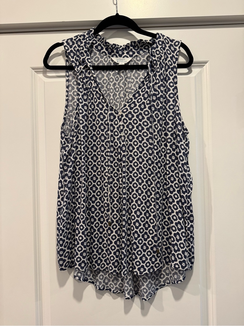 Market & Spruce Navy and White Printed Sleeveless V-Neck Camisole